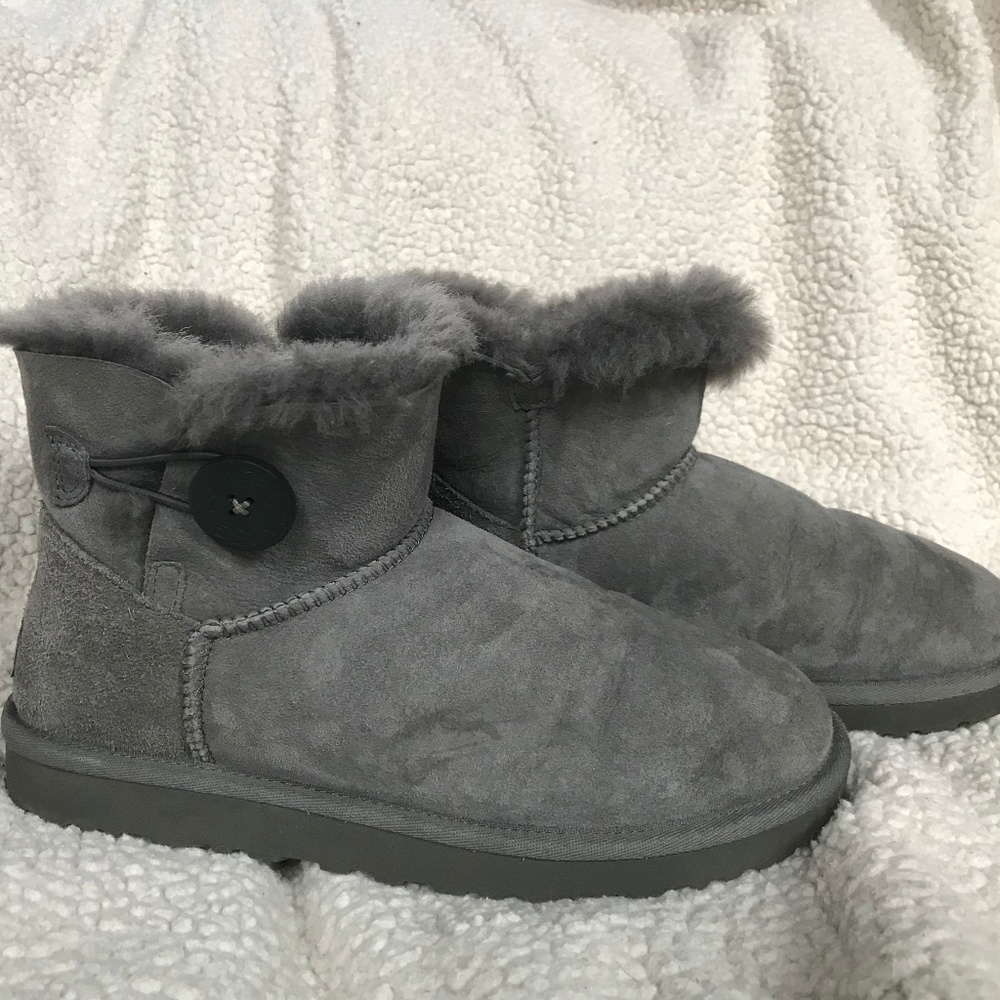 UGG Mini Bailey Button II